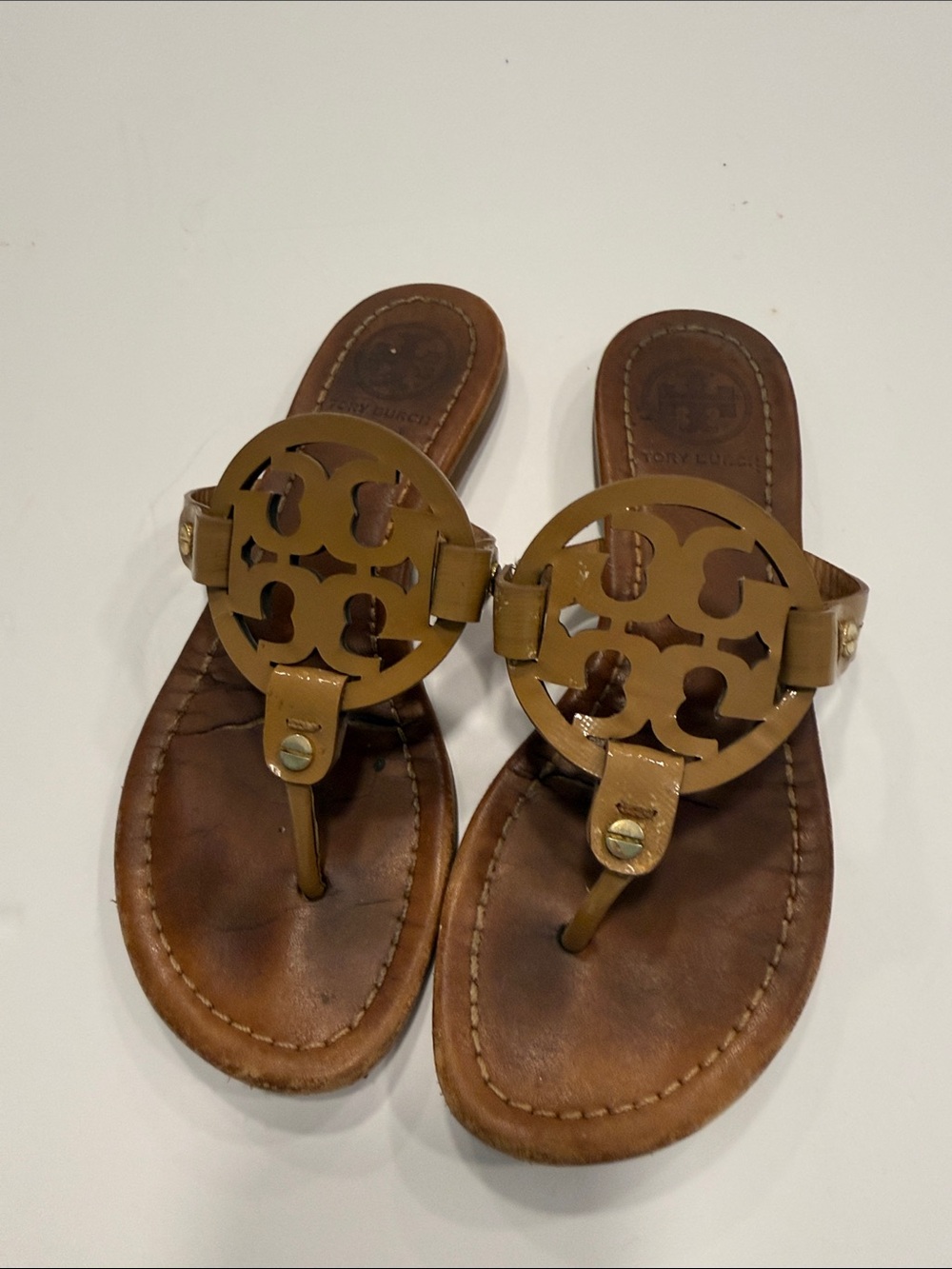 Tory Burch Miller brown patent Leather Logo Thong Sandals size 6